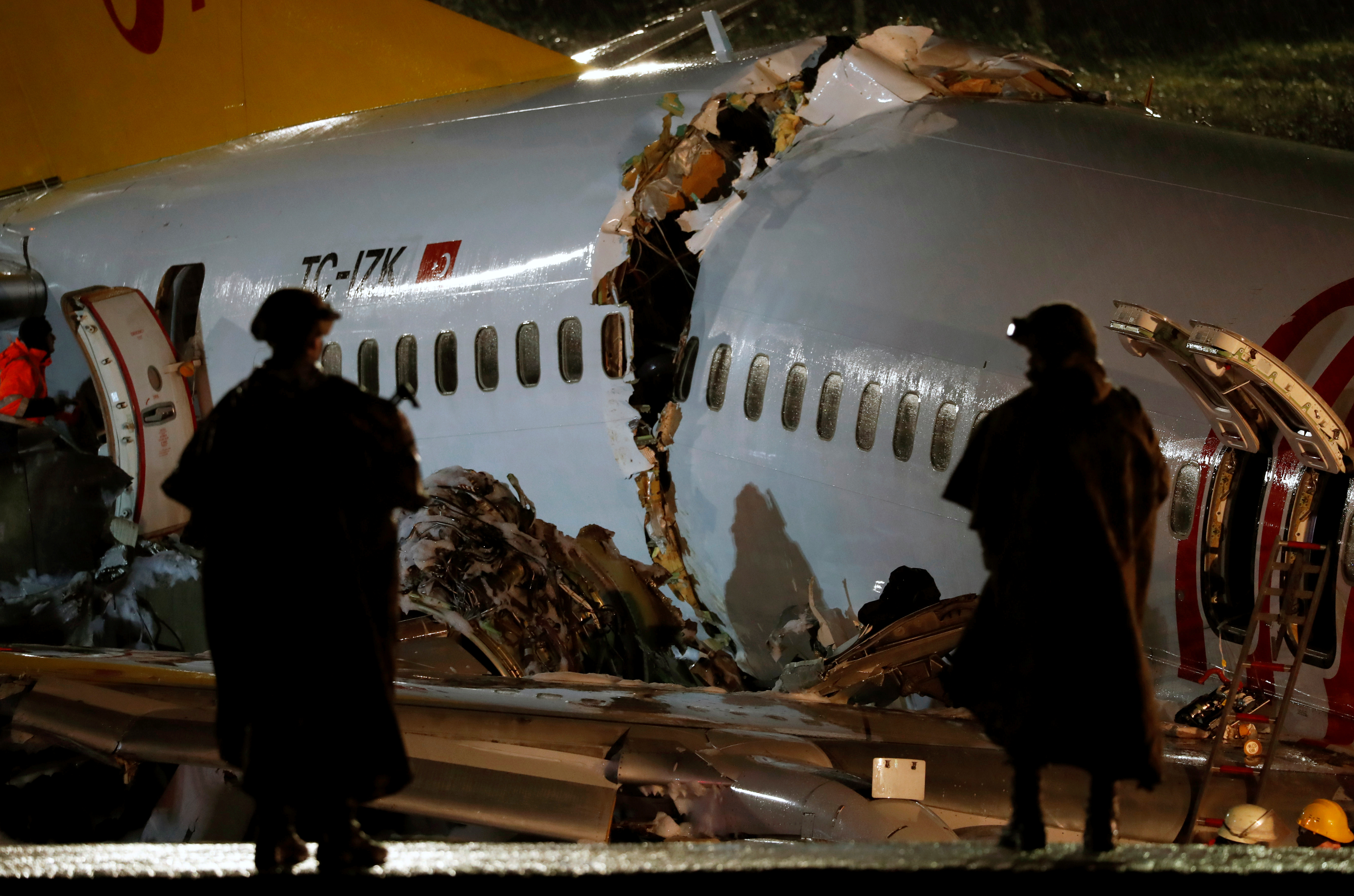 Авиакатастрофы победа. Авиакатастрофа Боинг 737 в 2021. Крушение Boeing 737 в Стамбуле. Боинг 737 авиакатастрофа. Boeing 737 в Стамбуле.