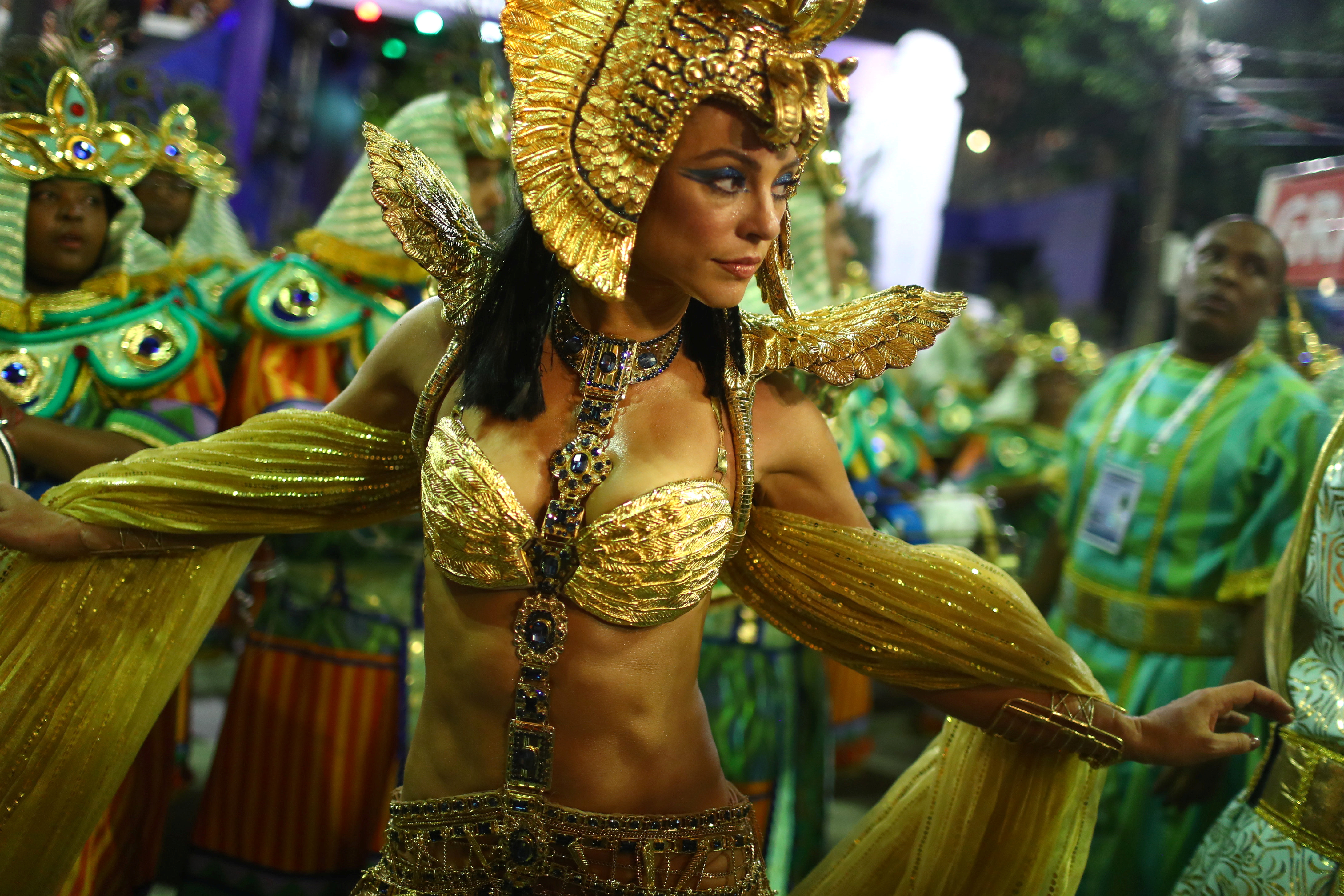 Karnaval. Бразильский фестиваль в Рио де Жанейро 2020. Бразилия Рио-де-Жанейро карнавал костюмы. Карнавал в Рио-де-Жанейро 2020 девушки. Карнавал Рио в Бразилии 2020.