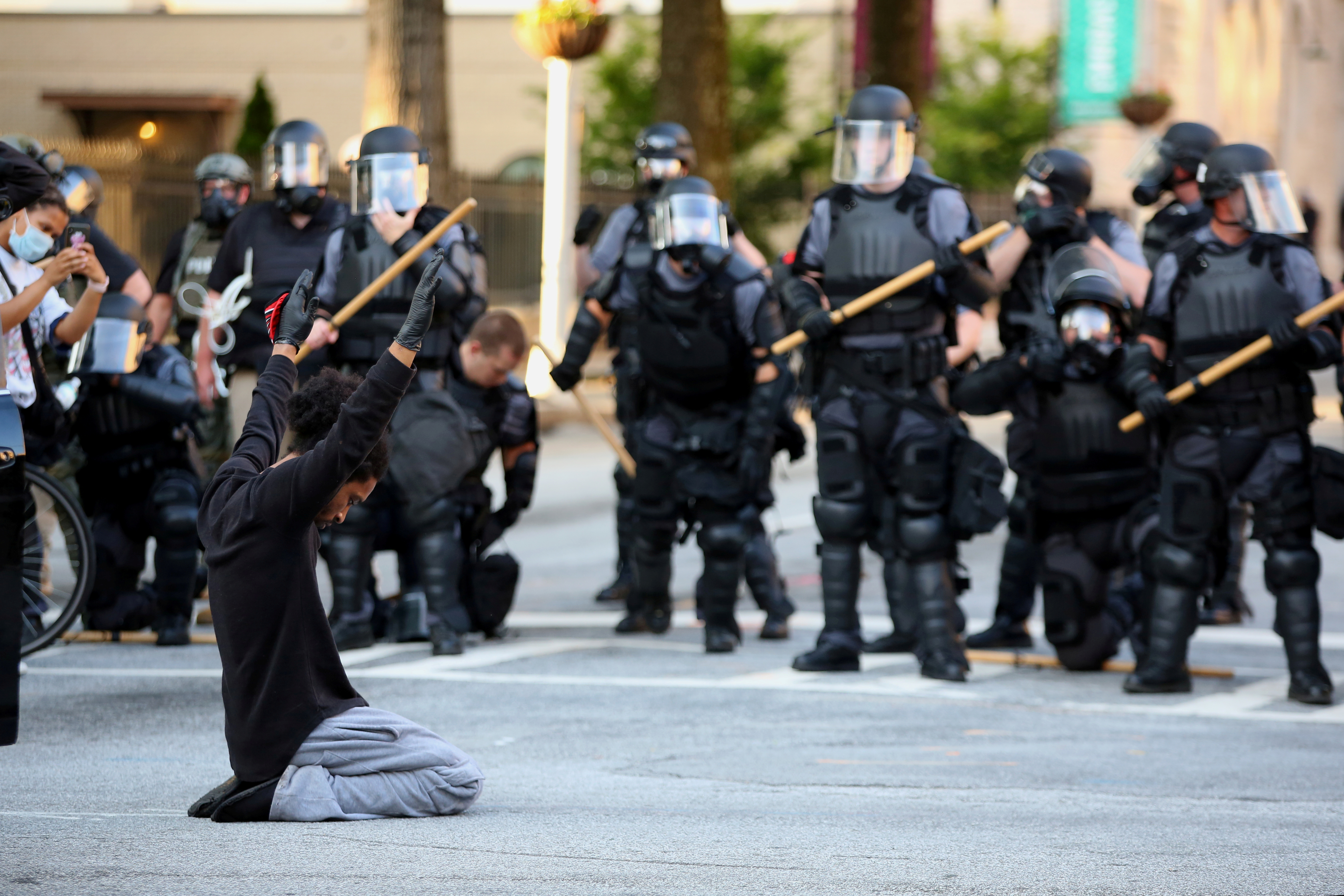 Police kills. Полицейская экипировка для разгона демонстрантов. Полицейские США разгон демонстрантов.