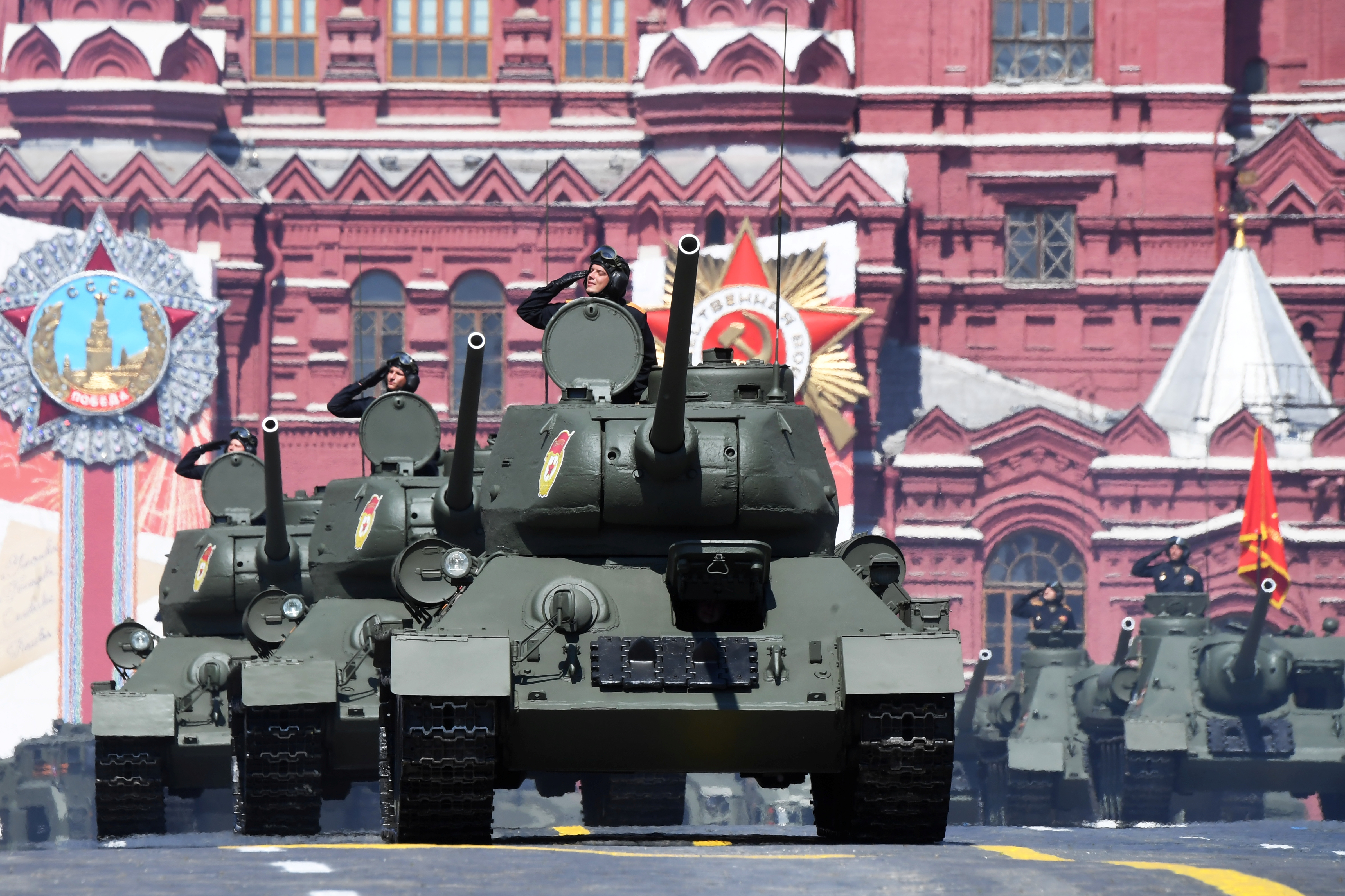 Будет ли военный парад. Танкмт34 на красной площади. Танк т-34 на параде Победы 1945. Т-34 на параде Победы. Парад Победы 2020 в Москве т-34.