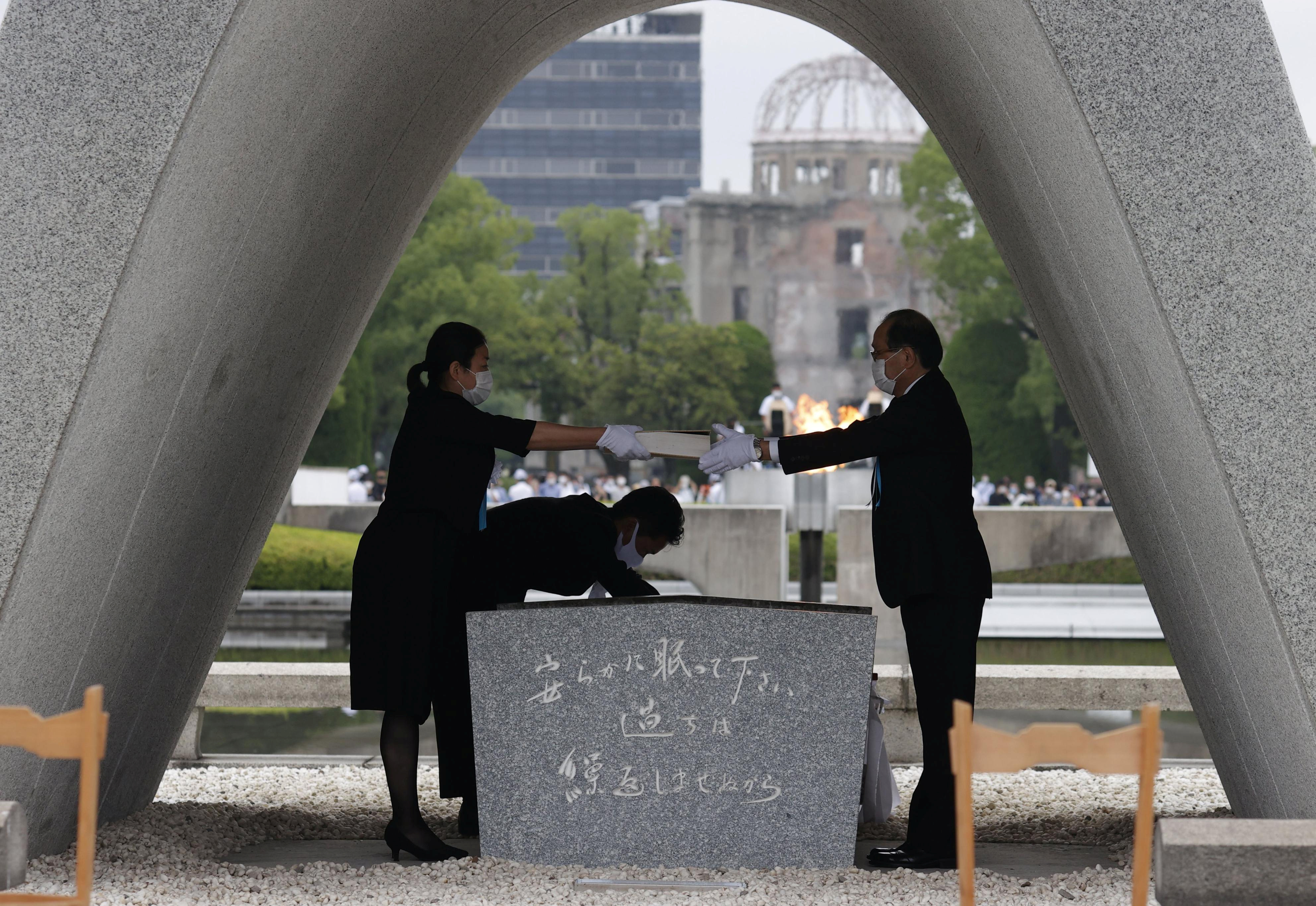 Сколько людей погибло в нагасаки. Япония Нагасаки атомная бомба. Мемориал в Японии Хиросима и Нагасаки. Хиросима Нагасаки ядерный взрыв. Хиросима Япония атомная бомба.