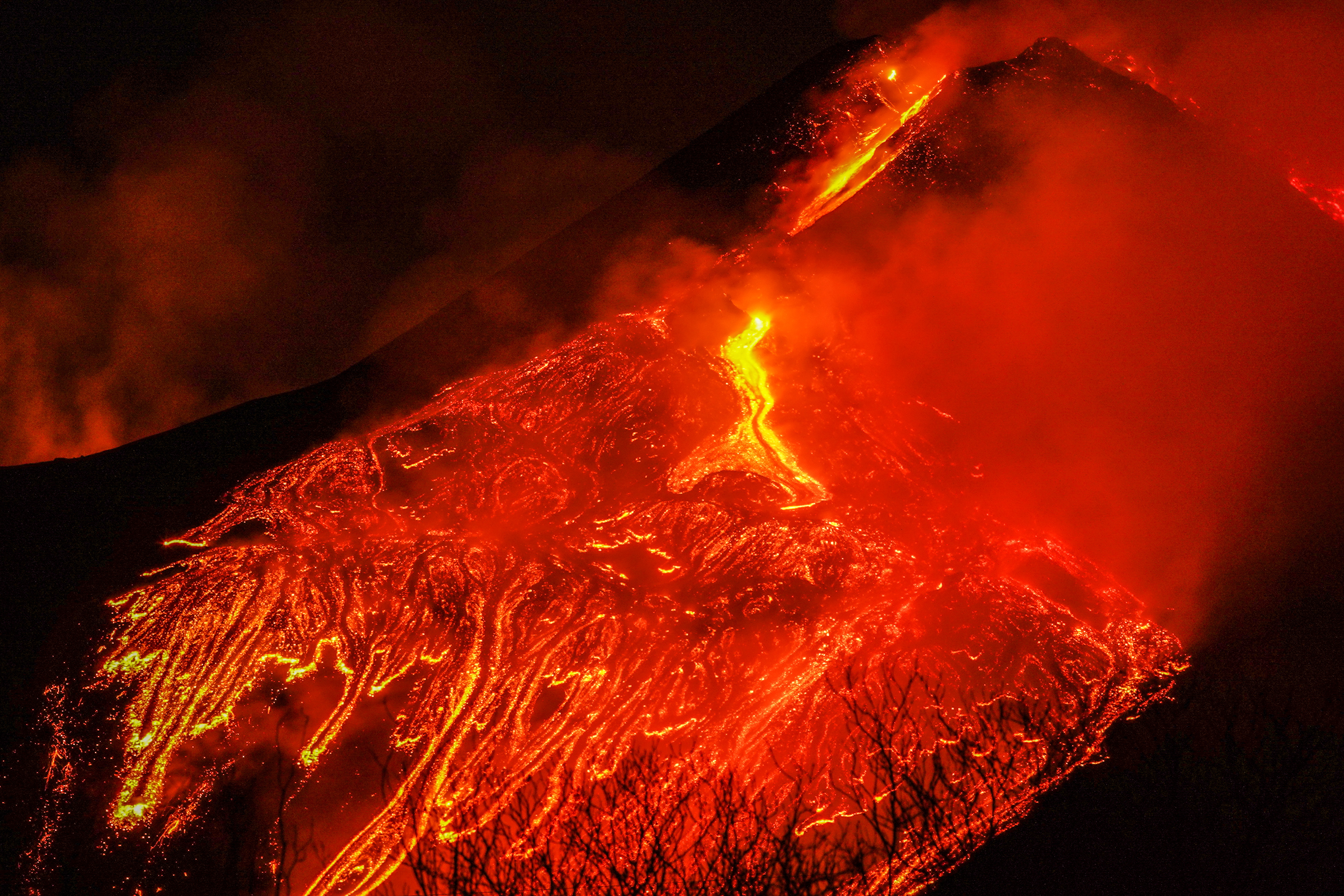 Действующий вулкан на сицилии. Вулкан Этна извержение 2022. Извержение сицилийского вулкана Этна. Лава вулкана Этна. Вулкан Этна извергается.