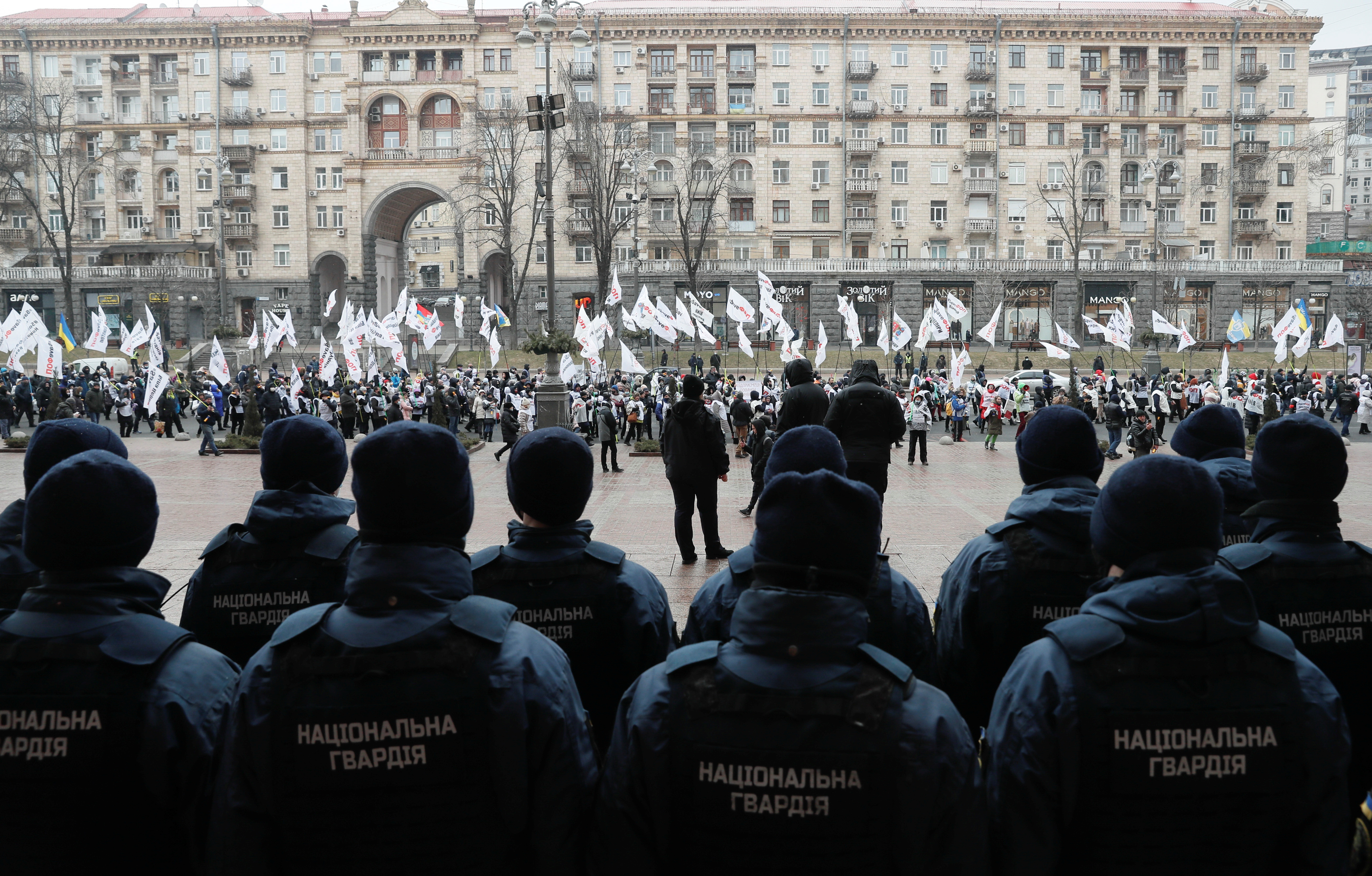 Военнослужащие Нацгвардии стоят на страже во время митинга предпринимателей  - Новости на KP.UA