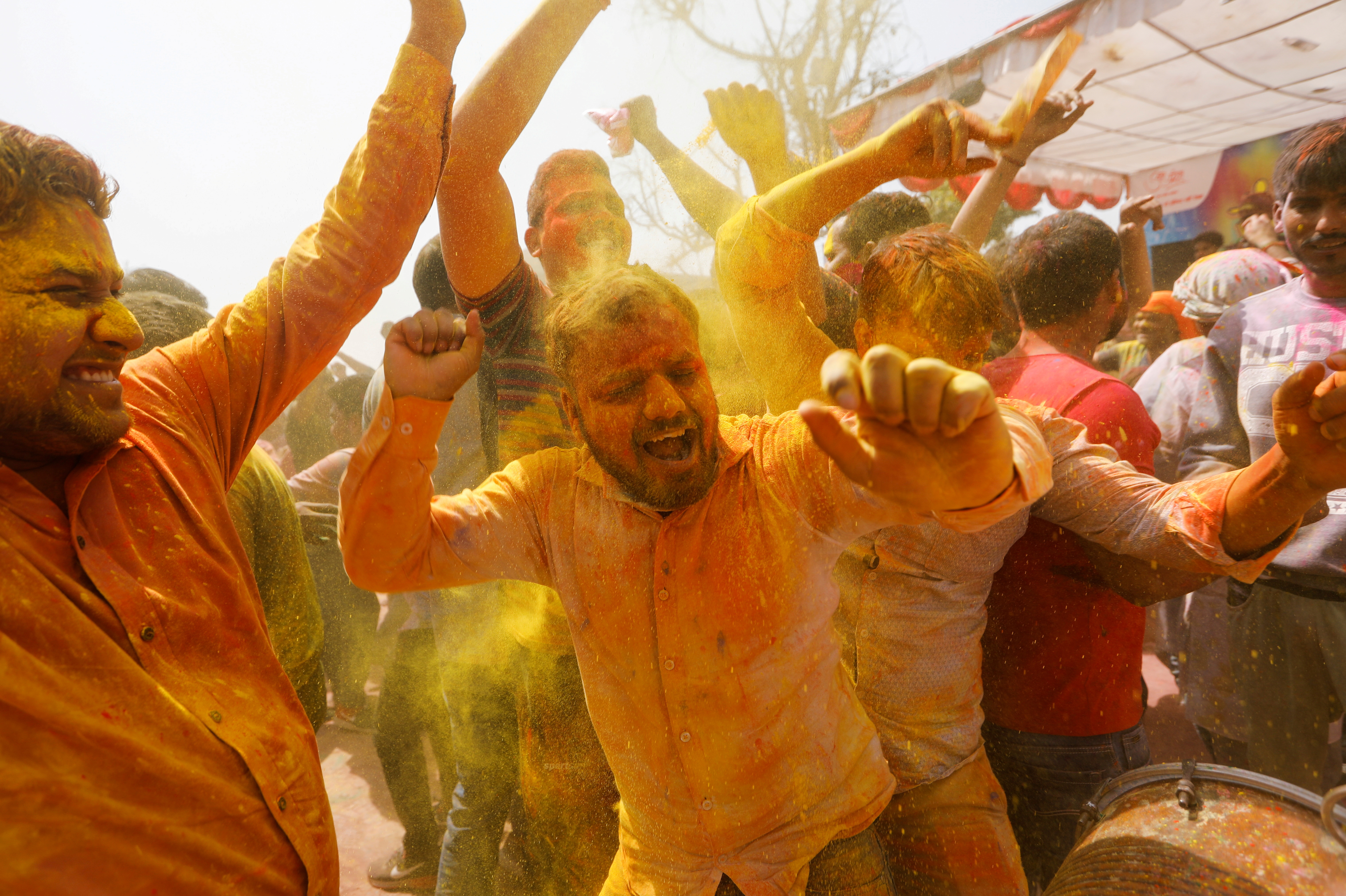 Новости холе. Холи — Индуистский фестиваль весны. Фестиваль красок Холи в Индии. Праздник красок Холи в Индии.