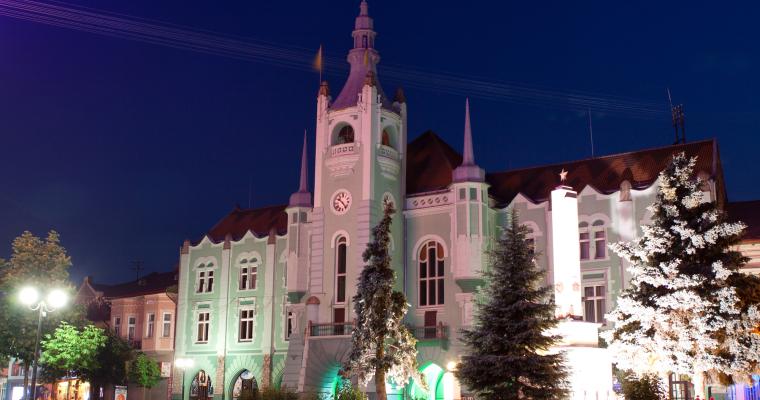 Містечко з угорським колоритом та архітектурою розміщується всього за п'ять кілометрів від Угорщини. Фото: relax.com.ua