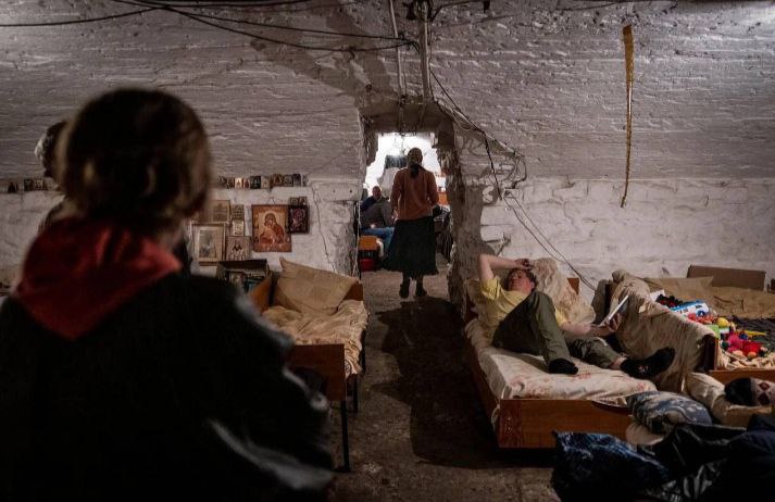 Люди звикли проводити у підвалах місяці. Фото: Twitter.com/locumtenens_dpr