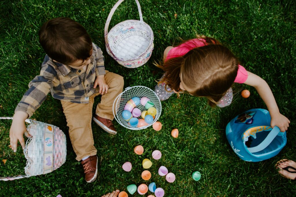 Ірландські дітлахи вірять, що кролик приносить шоколадні яйця та інші ласощі і ховає їх десь у будинку або в саду. Фото:   youmap.com/ 