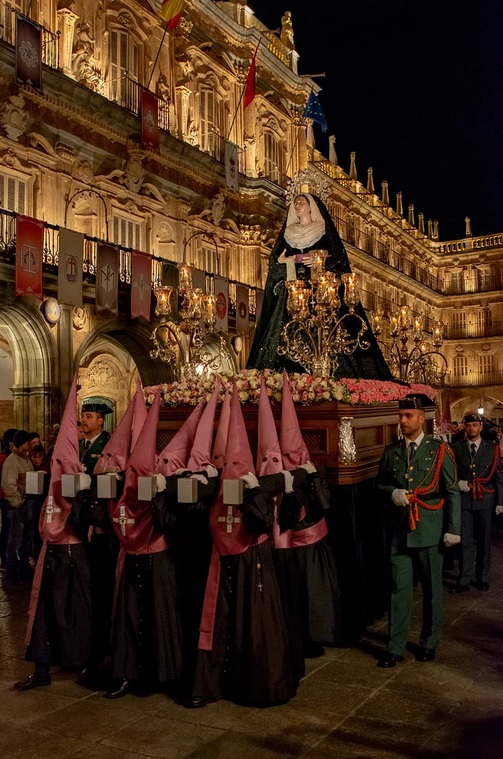 В Іспанії у Страсний тиждень релігійні братства виходять на вулиці міст, несуть хрести та статуї святих, відтворюють певні сценки з Біблії.  Фото: veebrant.com 