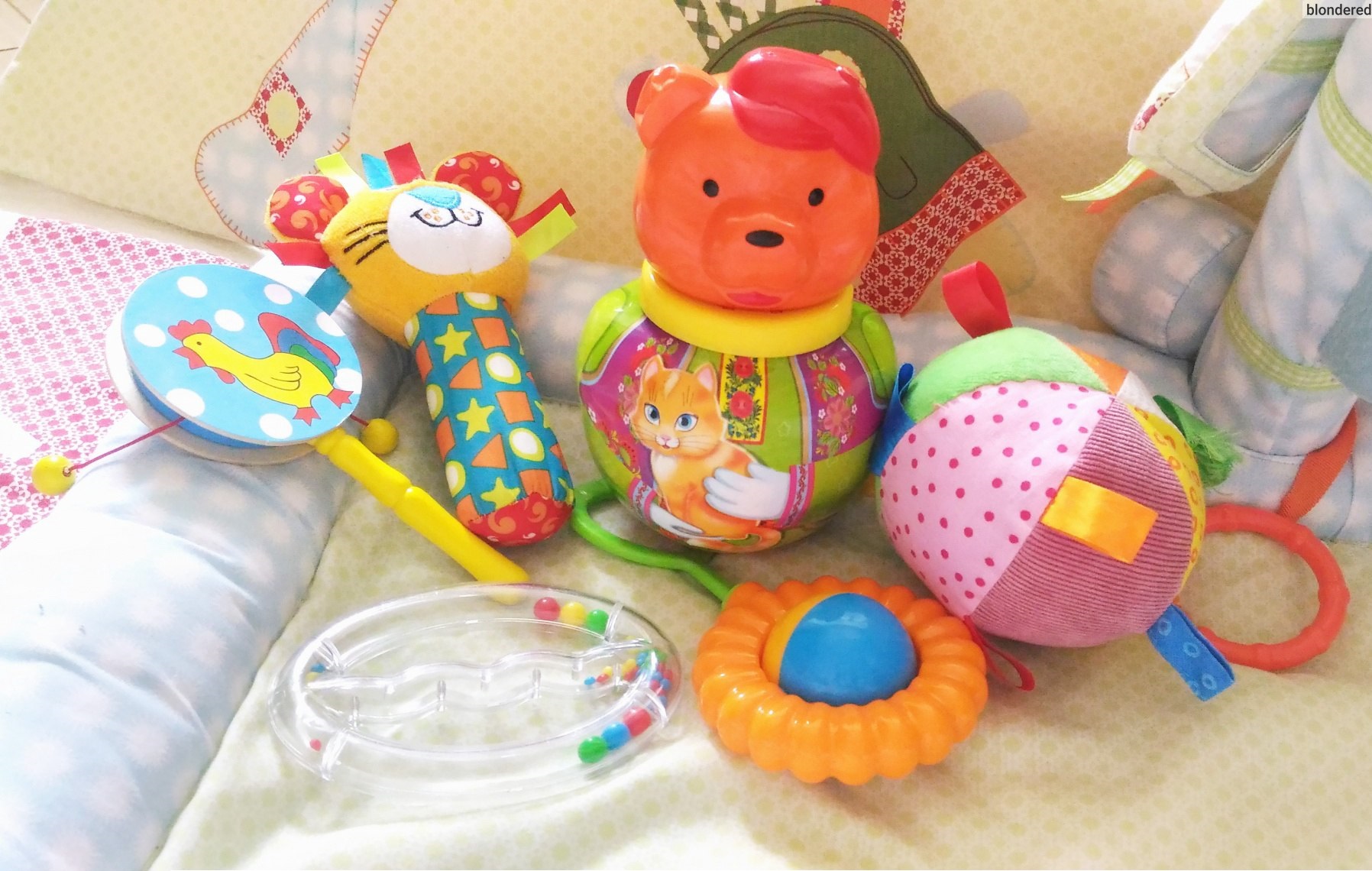 Брязкальця - перші іграшки малюка. Нехай вони будуть різними на дотик і звук, але яскравими і якісними. Фото: Фейсбук