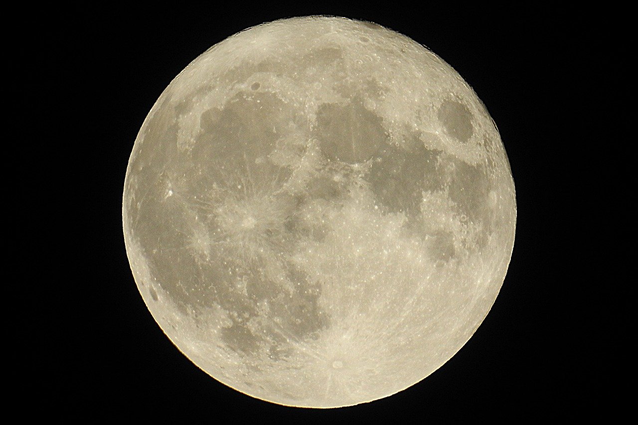 Полная луна взойдет на небе 13 июля в 20:37 по Киеву. Фото: pixabay.com/hansbenn-194001 