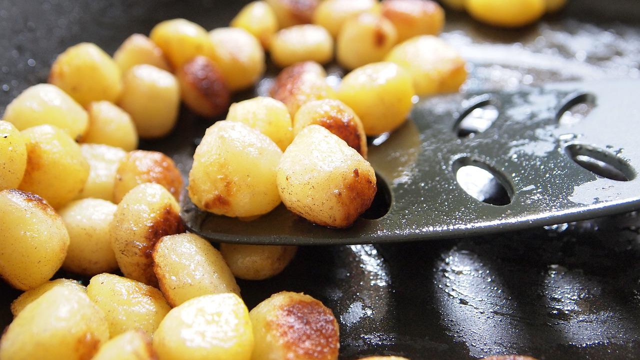 Молода картопля в соєво-медовій глазурі. Фото: pixabay.com/fotorieth-837884/