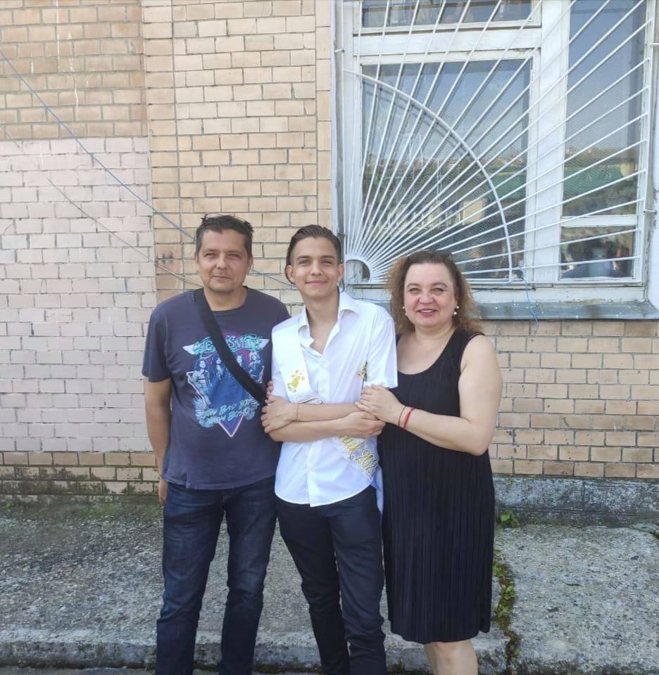 Илья с родителями - Родители парня с математикой на «ты», оба окончили физмат. Фото: из архива Ильи Наливайко