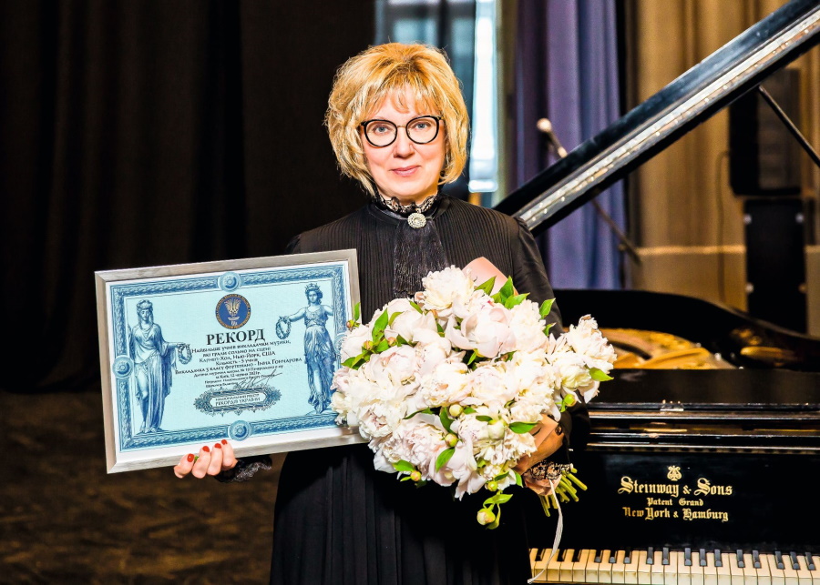 Інна Гончарова – єдиний викладач за класом фортепіано, п'ятеро учнів якого грали сольно на сцені Карнегі-Холу (Нью-Йорк, США). Фото: facebook.com/NacionalniyReestrRekordivUkraine