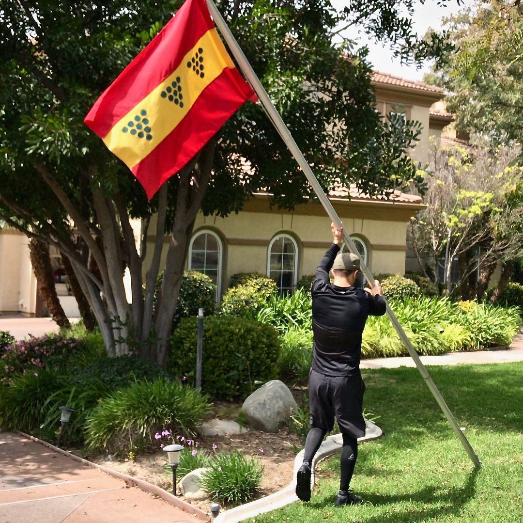 Ломаченко установил флаг Белгорода-Днестровского возле своего дома в Калифорнии. Фото: instagram.com/lomachenkovasiliy/