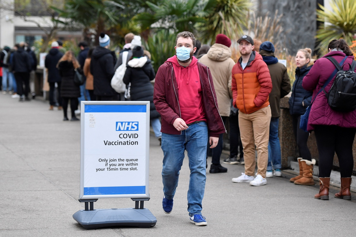 У Великій Британії, де вже помер пацієнт з «Омікроном», масово пропонують бустерну дозу вакцини. Фото: REUTERS/Toby Melville
