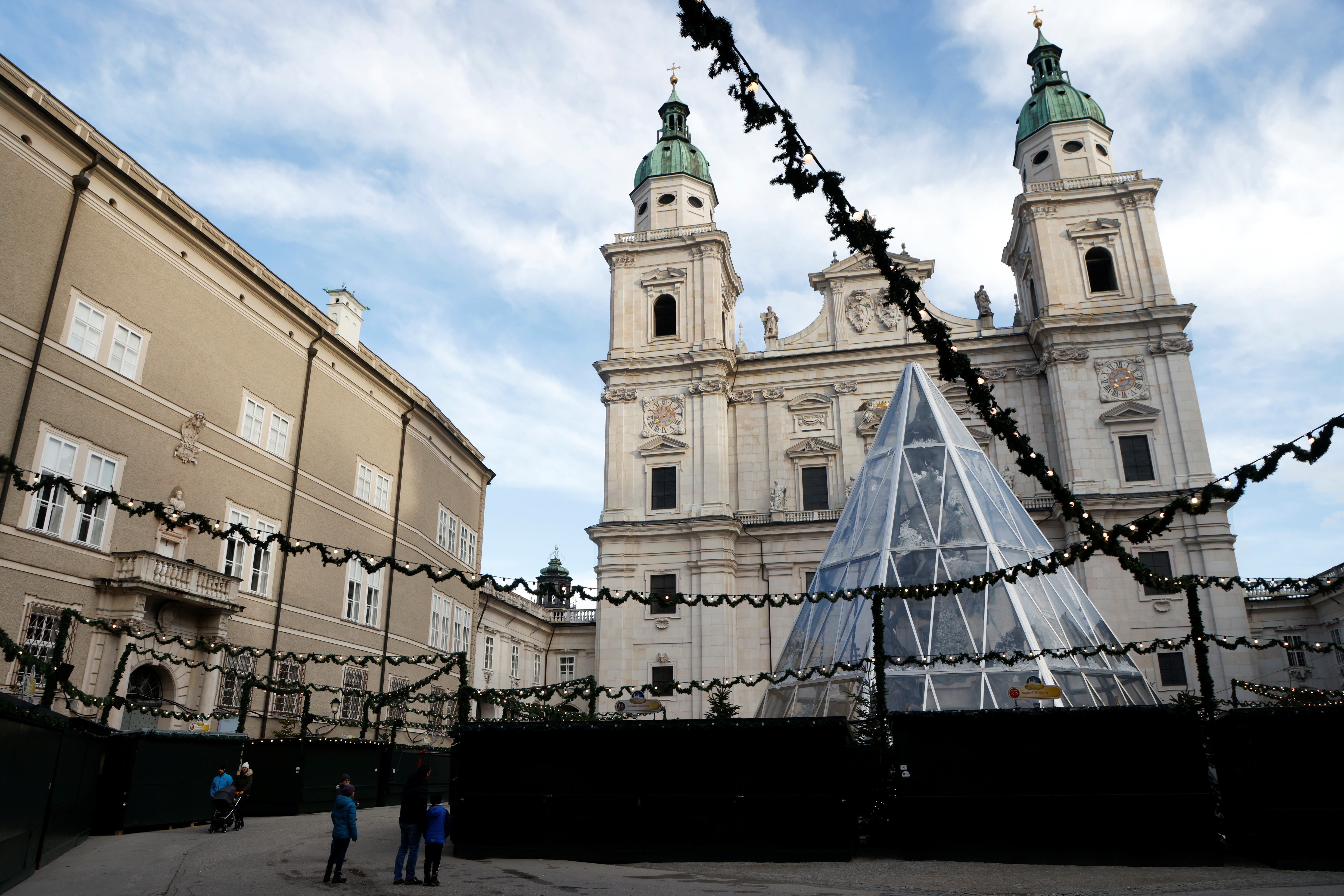 В Зальцбурге (Австрия) рождественскую ярмарку закрыли- ковид. Фото: REUTERS/Leonhard Foeger