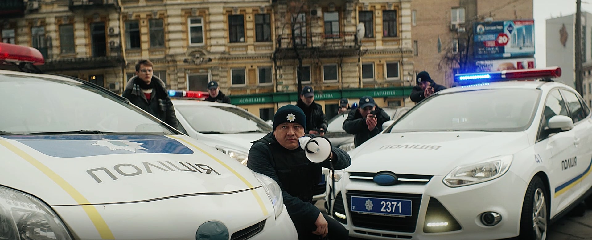 Андрій Бурим, як і в «Бурштинових копах», знову зіграє поліцейського. Кадр із фільму «Пограбування по-українськи»