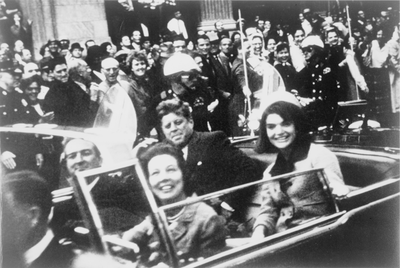 Президент Кеннеди за минуту до рокового выстрела.  Фото: Victor Hugo King. Изображение из Библиотеки Конгресса США