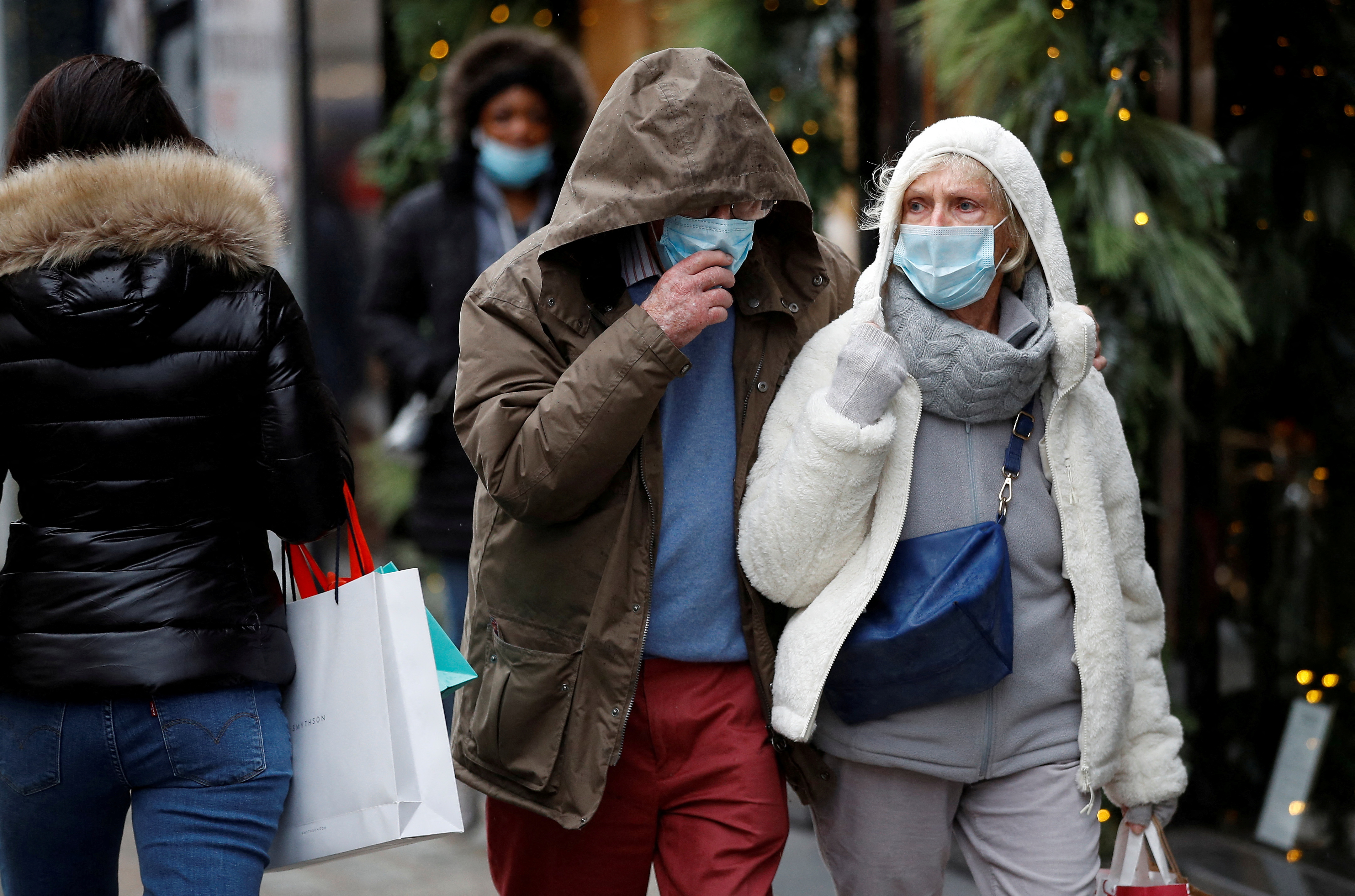 У Лондоні за різдвяними подарунками – лише у масках. Втім, як і майже скрізь. Фото: REUTERS/Peter Nicholls/File Photo