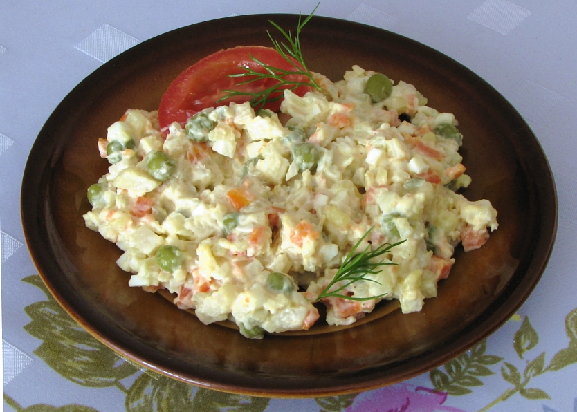 Оливье проще всего сделать полезным салатом. Фото: Mariuszjbie/commons.wikimedia.org