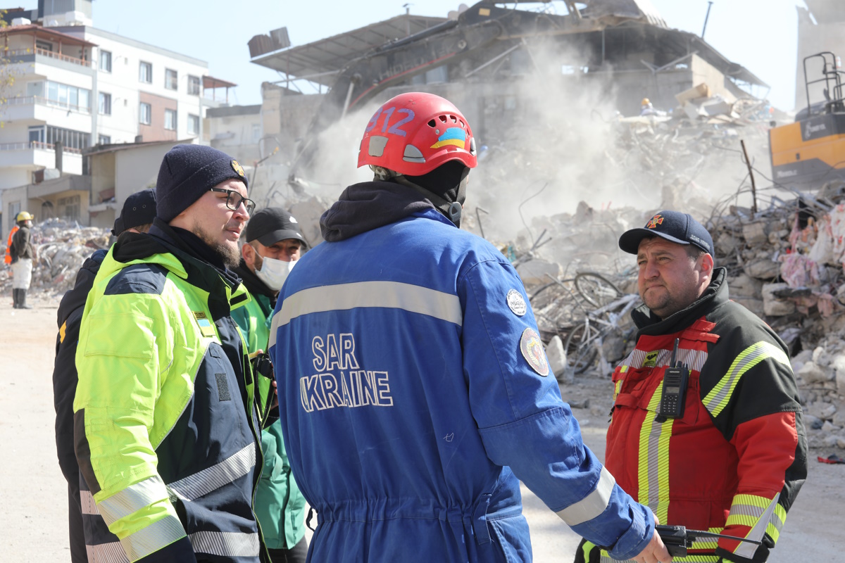 Українці працюють разом з рятувальниками з усього світу. Фото: ДСНС