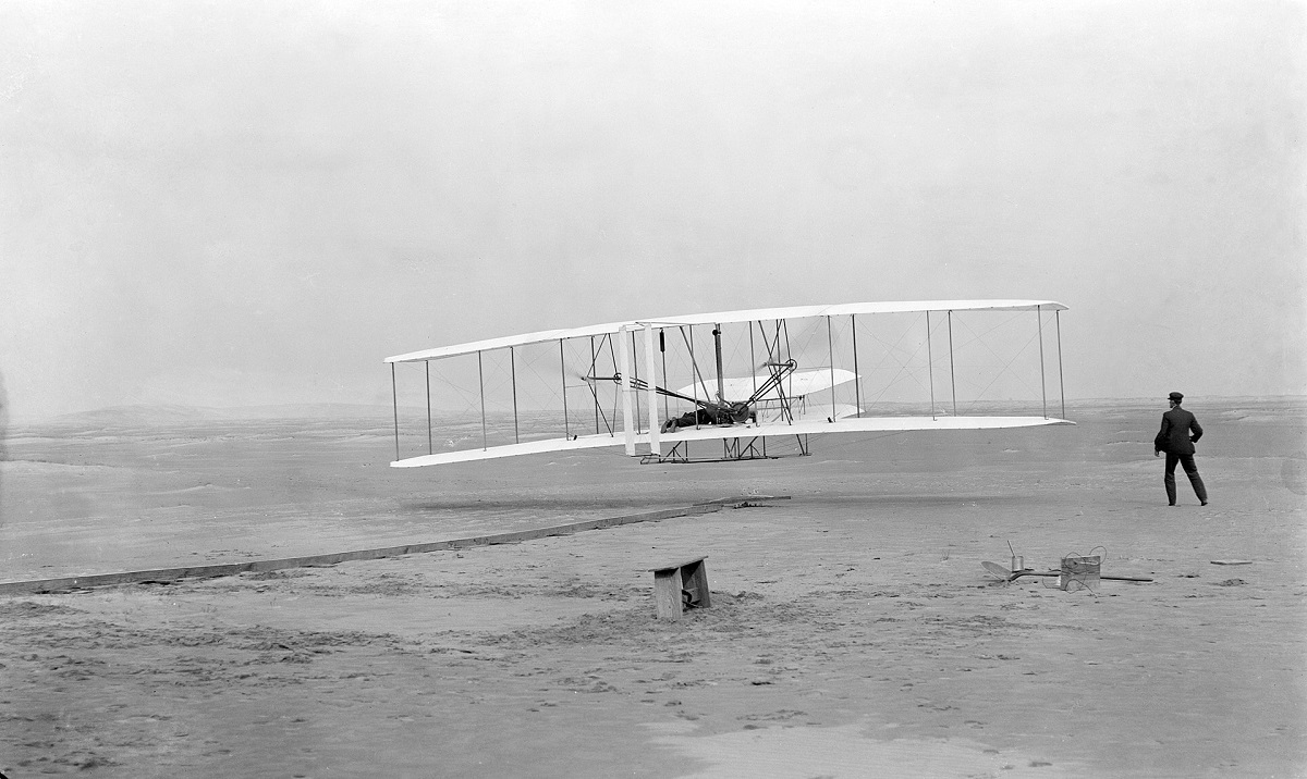 Перший у світі літак запустили брати Райт. Фото: John T. Daniels. Зображення з Бібліотеки Конгресу США
