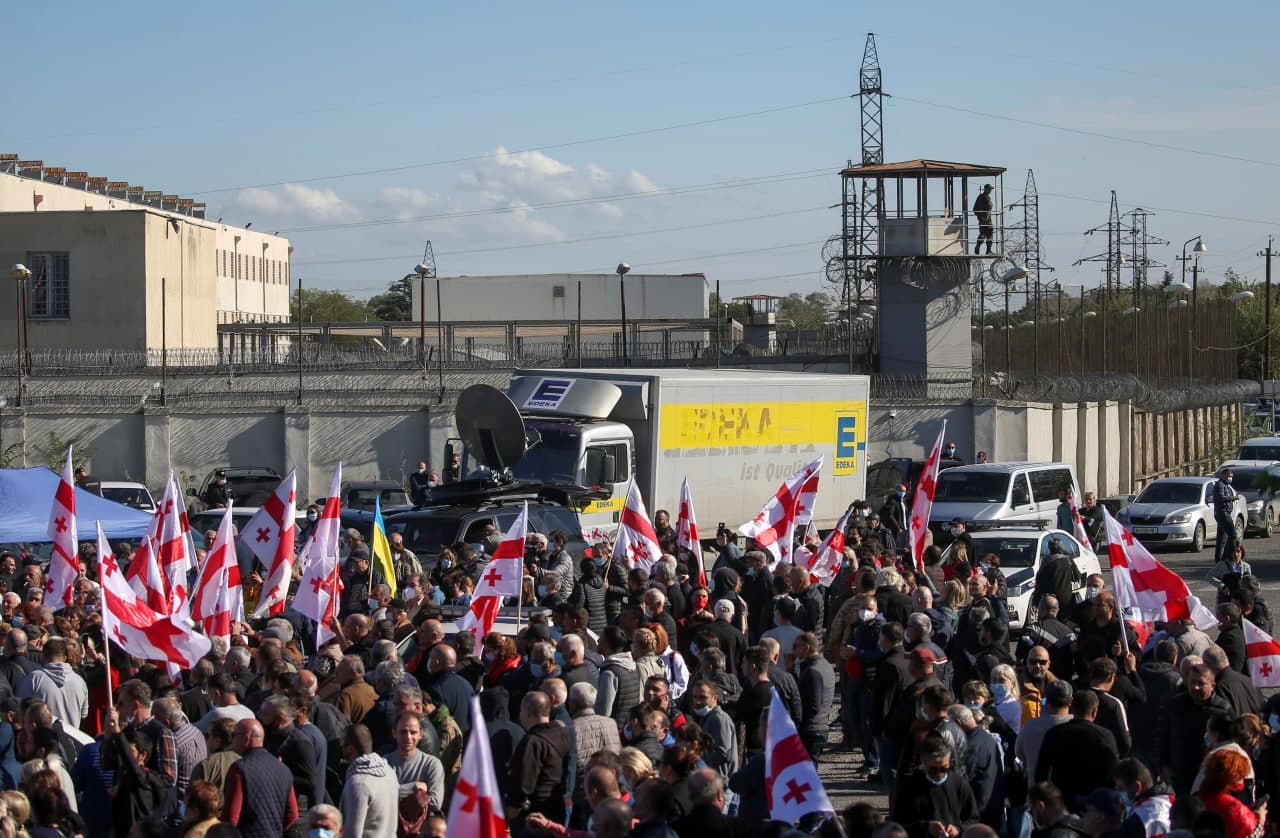  4 октября, 2021 года. Сторонники экс-президента Саакашвили, несмотря на то, что ему грозило тюремное заключение, проводят митинг возле тюрьмы в городе Рустави. REUTERS/Irakli Gedenidze