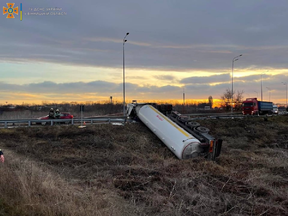 Авария произошла утром 3 декабря. Фото: vn.dsns.gov.ua