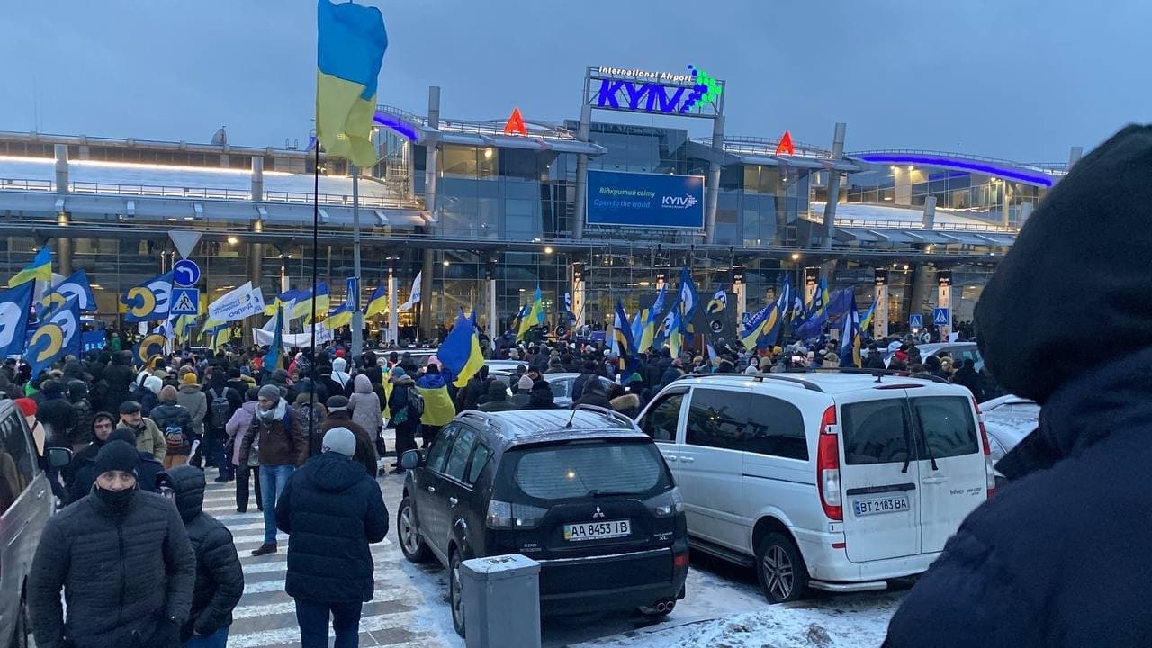 У аэропорта уже собрались сторонники Порошенко. Фото: t.me/vestiukr/24982
