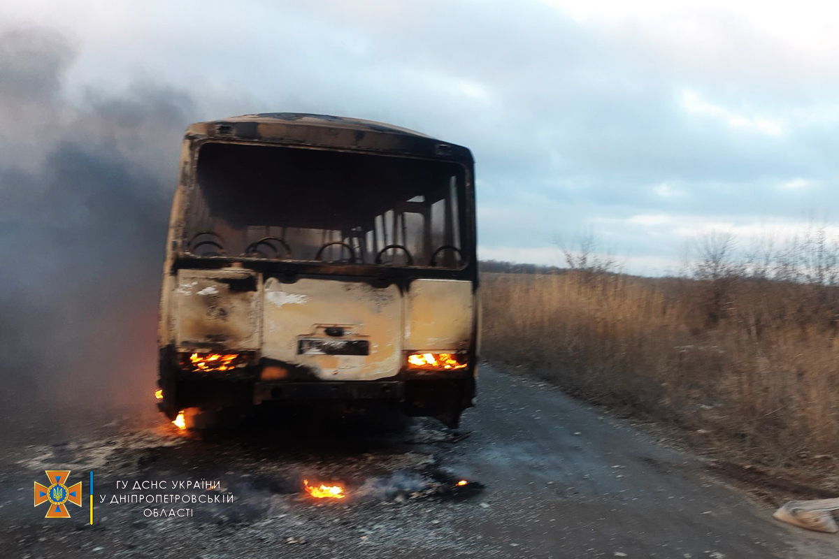 Автобус сгорел полностью. Фото: dp.dsns.gov.ua