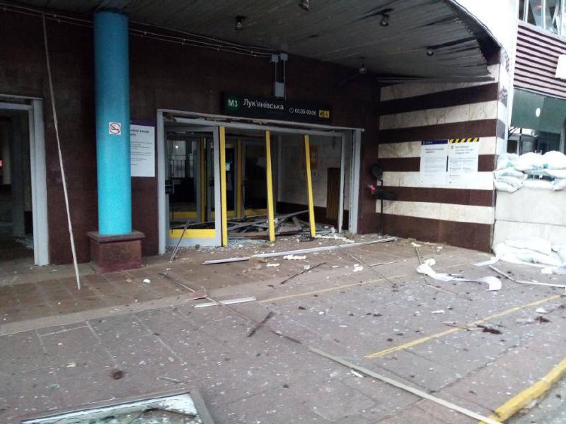 Взрывная волна повредила вход в метро. Фото: Kyiv Metro Alerts.