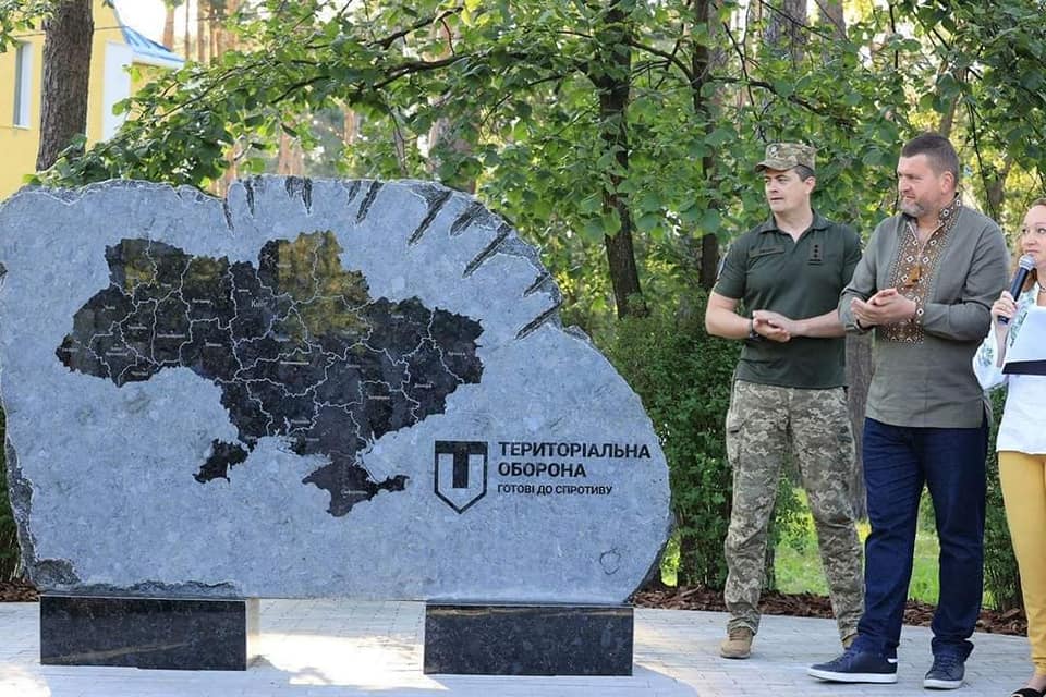Монумент бойцам терробороны и Ирпени. Фото: facebook.com/GeneralStaff.ua