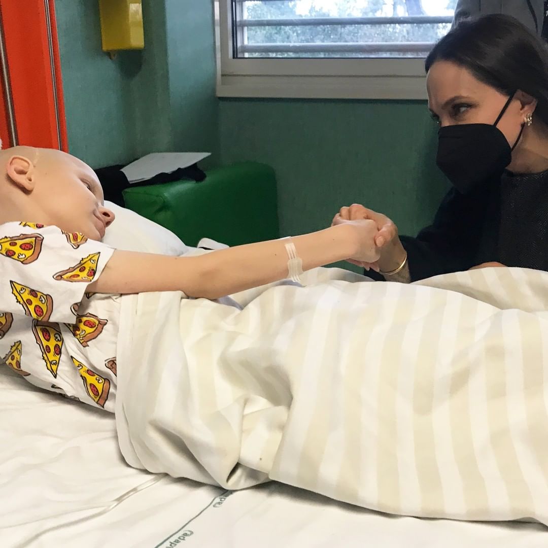 Анджелина Джоли посетила украинских детей-беженцев в итальянской больнице. Фото: instagram.com/ospedalepediatricobambinogesu