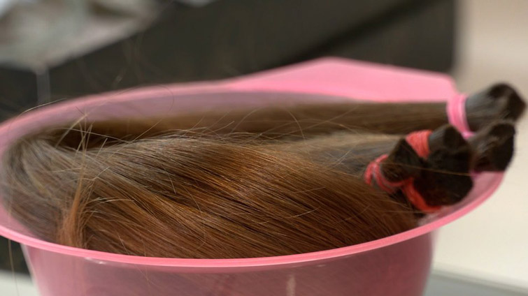 Кіра підстригла волосся, щоб допомогти ЗСУ. Фото: suspilne.media