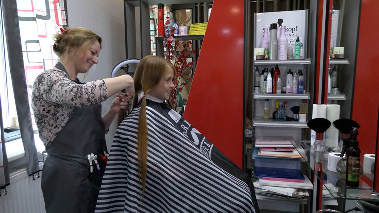Кира подстригла волосы, чтобы помочь ВСУ. Фото: suspilne.media