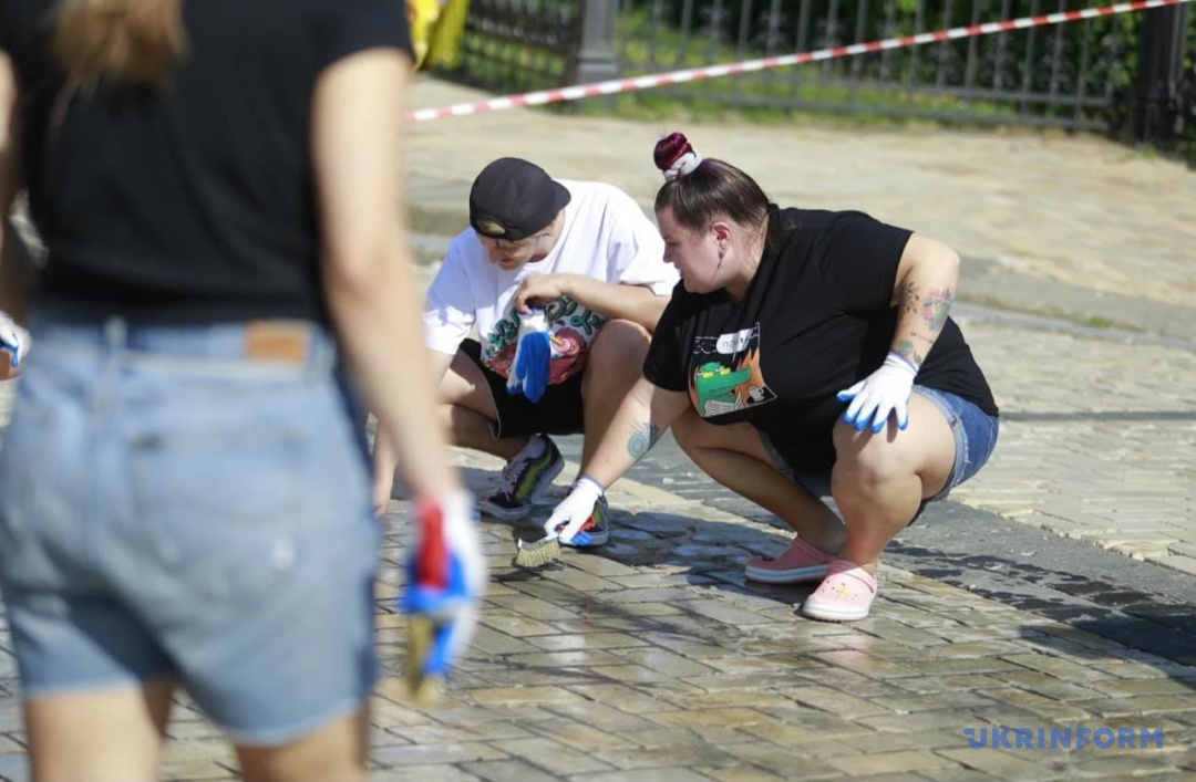 Alyona Alyona отмывает Софийскую площадь. Фото: ukrinform.ua