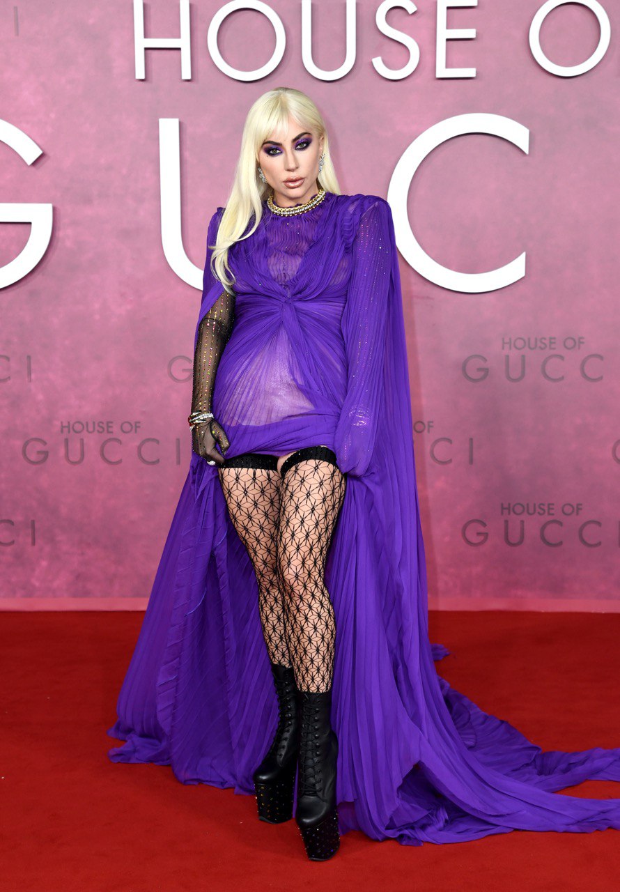 Леди Гага демонстрирует самый модный оттенок 2022 года Very Peri. Фото: GETTY IMAGES