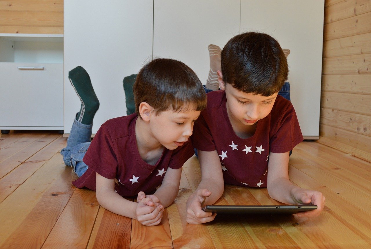 Гаджеты для современных детей – самый желанный подарок: телефон, планшет, ноутбук и т.п. Фото: Изображение Press Love you с сайта Pixabay 
