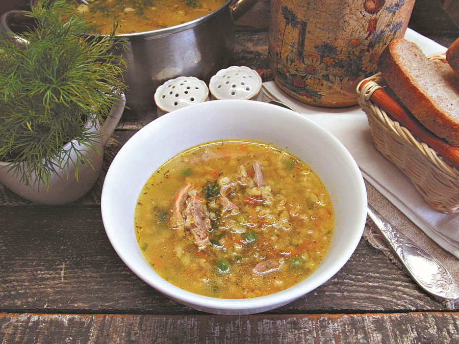 Перловый суп с ветчиной и овощами.  Фото: Shutterstock.