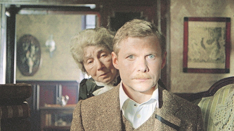 Миссис Хадсон в «Шерлоке Холмсе и докторе Ватсоне» актриса сыграла в 78 лет (с Виталием Соломиным). Фото: Кадр из фильма