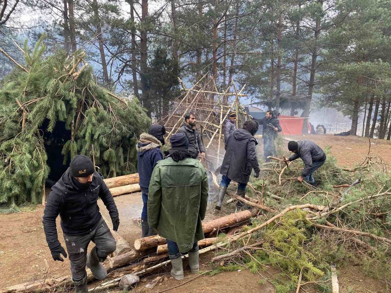  Белорусские власти выдали инструменты беженцам, чтобы они могли пилить дрова. Фото: Андрей Павловский.
