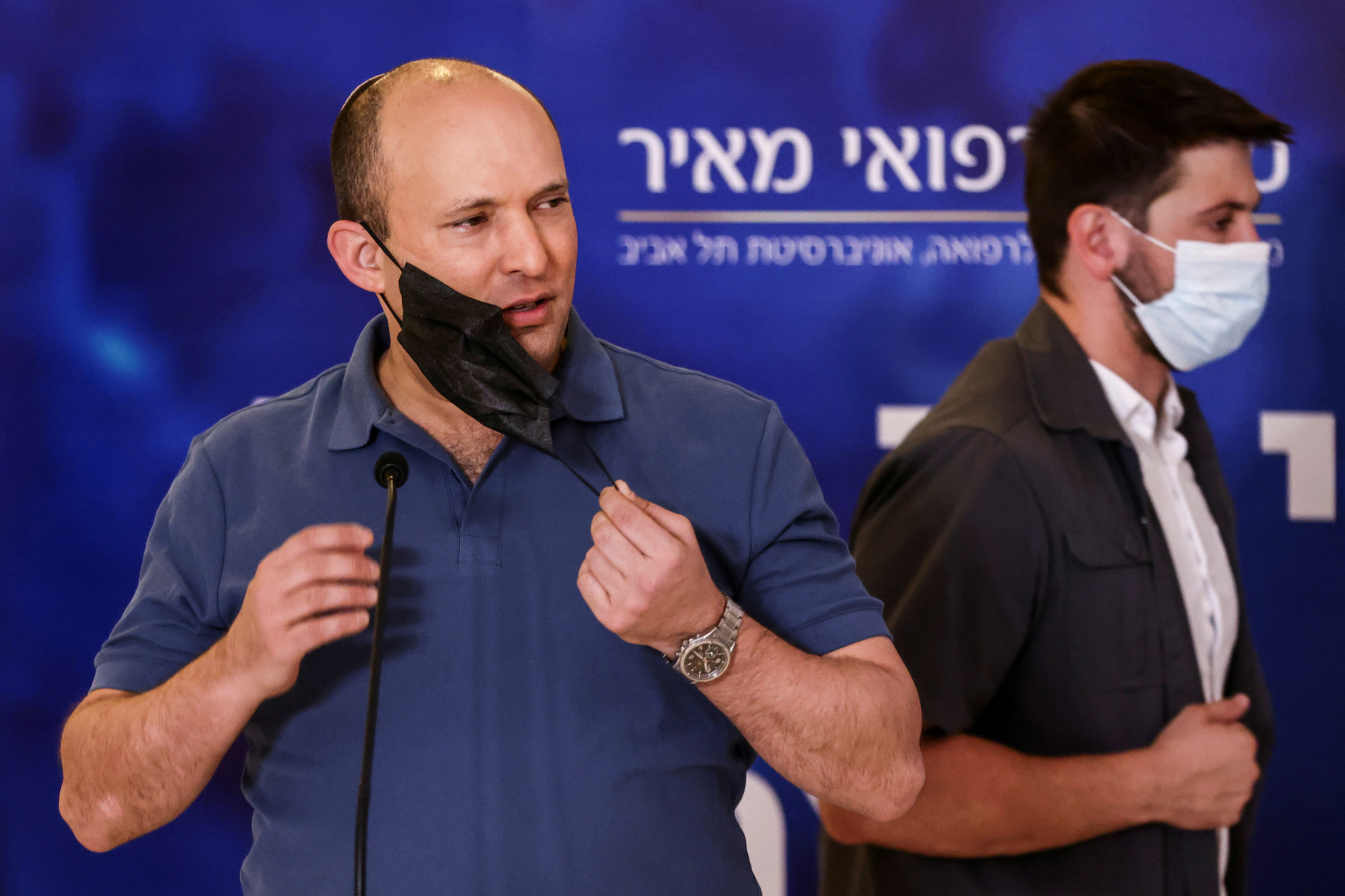 Перед законом усі рівні: ось і прем'єр-міністр Ізраїлю Нафталі Беннет приїхав за бустерною дозою. Фото: REUTERS/Ronen Zvulun/File Photo