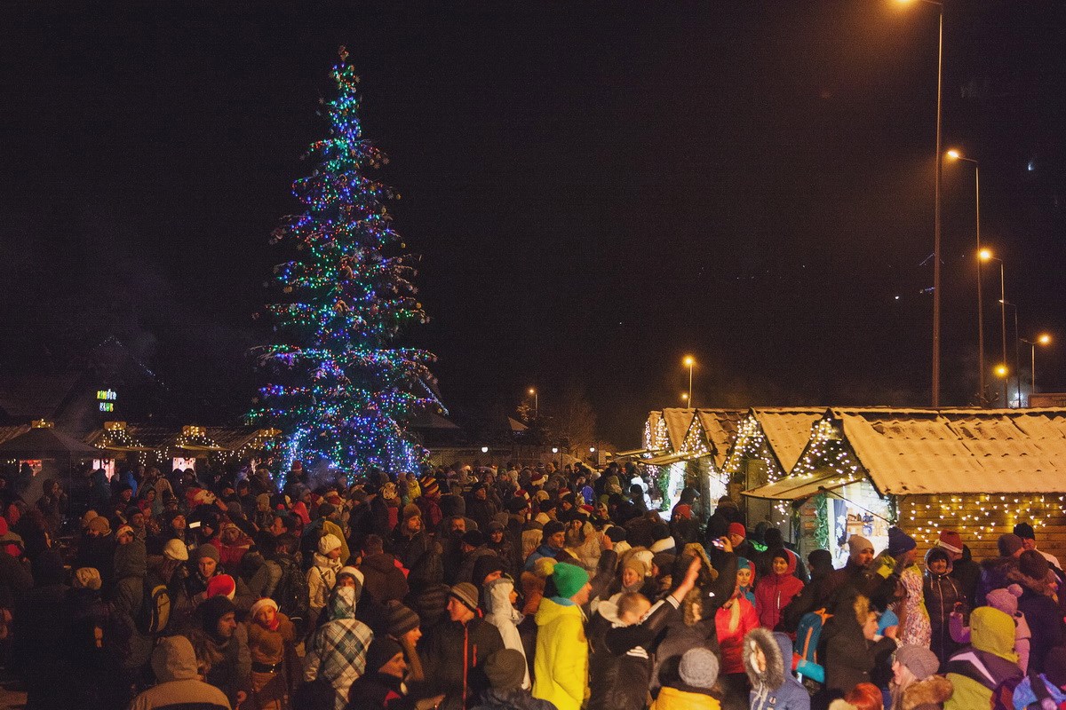 У дні новорічно-різдвяних свят у Карпатах туристичний бум. Фото: facebook.com/bukovel/