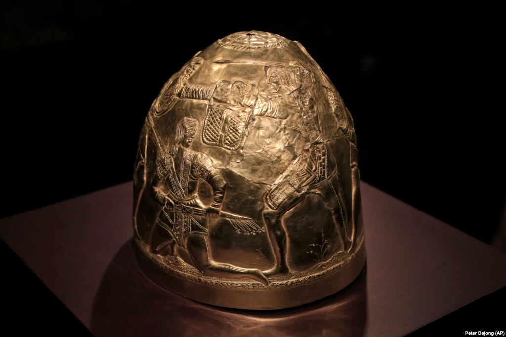 Экспонат из коллекции. Церемониальный золотой шлем. Фото: ru.krymr.com