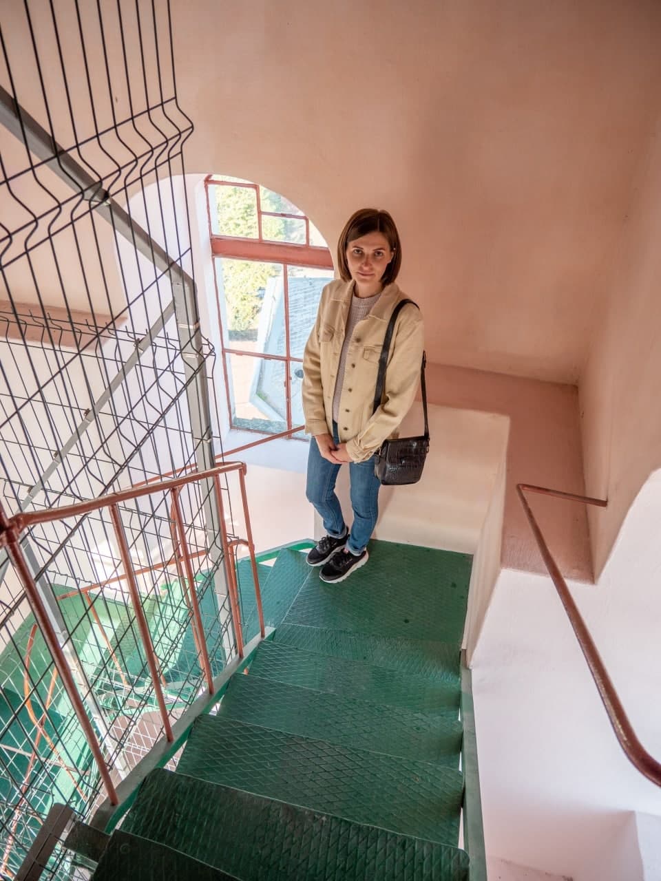 Каждое утро Людмила преодолевает 150 ступенек по винтовой лестнице, взбираясь на 50-метровую башню Ратуши - вторую по высоте в стране. Фото: личный архив Юрий Рокицкий.