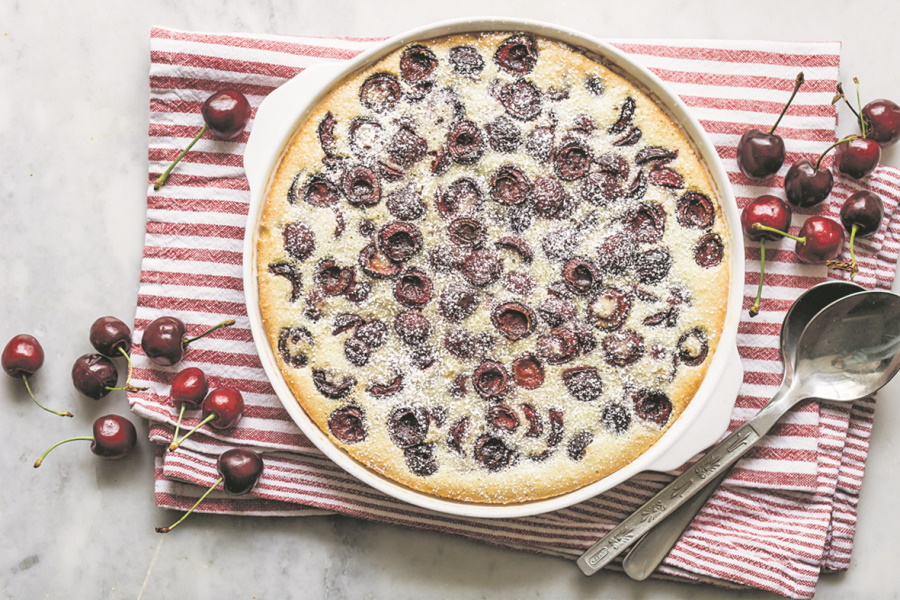 Пирог с вишней и грецкими орехами. Фото: Shutterstock, Globallookpress.