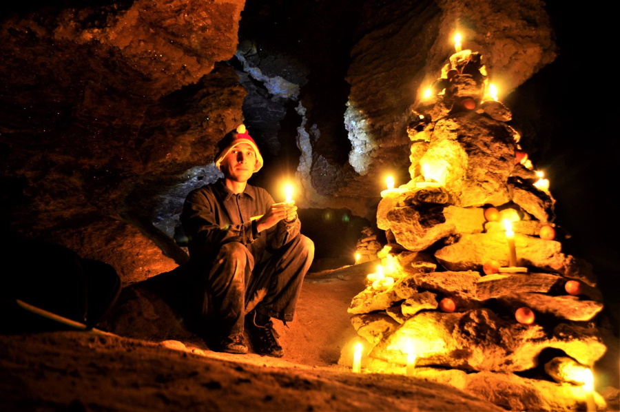Новый год в пещере Млынки можно отпраздновать даже с альтернативной каменной елкой. Фото: facebook.com/speleohata/?ref=page_internal