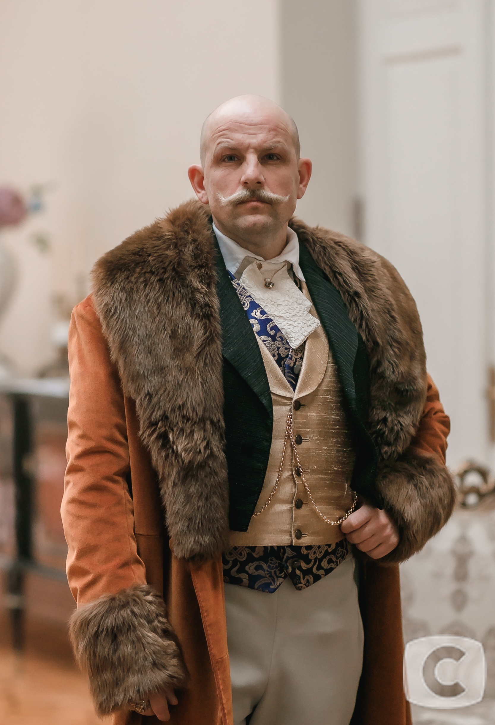 У вбраннях Євгена Безуса є багаті деталі, що розкривають його статус. Фото: СТБ