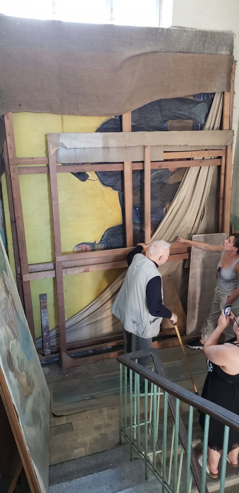 Владимир Мельниченко осматривает свою картину в мастерской Национального союза художников Украины. Фото: facebook.com/arwmheritage