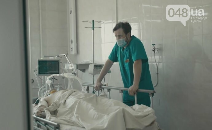 В палате  В больнице  5 реанимационных коек, по факту в отделении около 25 тяжелых пациентов. Фото: www.048.ua 